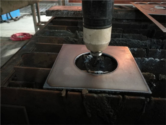 ЦНЦ фабрика снабдева плазма и пламенску машину за сечење металне плоче